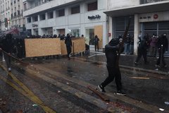 Около тысячи протестующих задержали во Франции