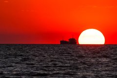 В Индии отбуксировали ближе к берегу арестованный танкер с российскими моряками